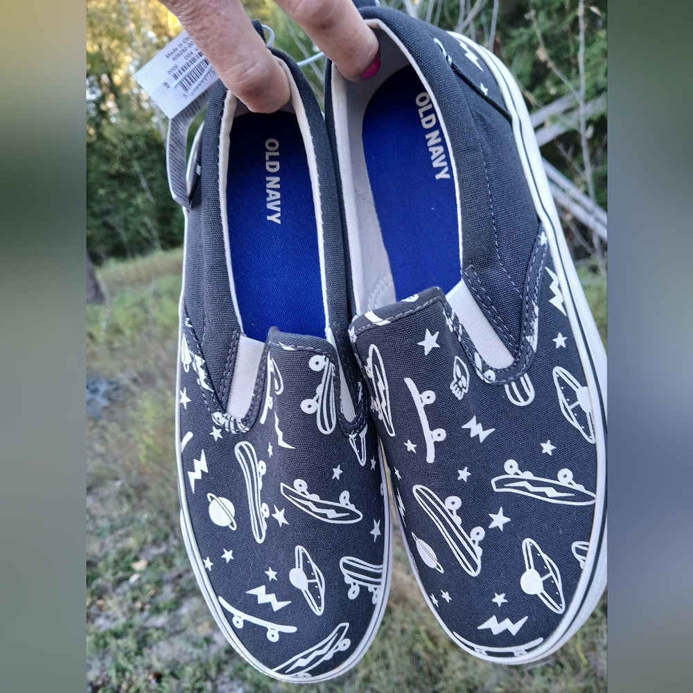 Old Navy Slip-On Shoes with Black White Space Skateboard Graphic Kids Size 6